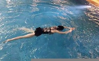 梦见游泳(梦见游泳池里有很多人在游泳)