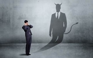 梦到被人追杀(梦到被人追赶 一直逃跑躲藏)